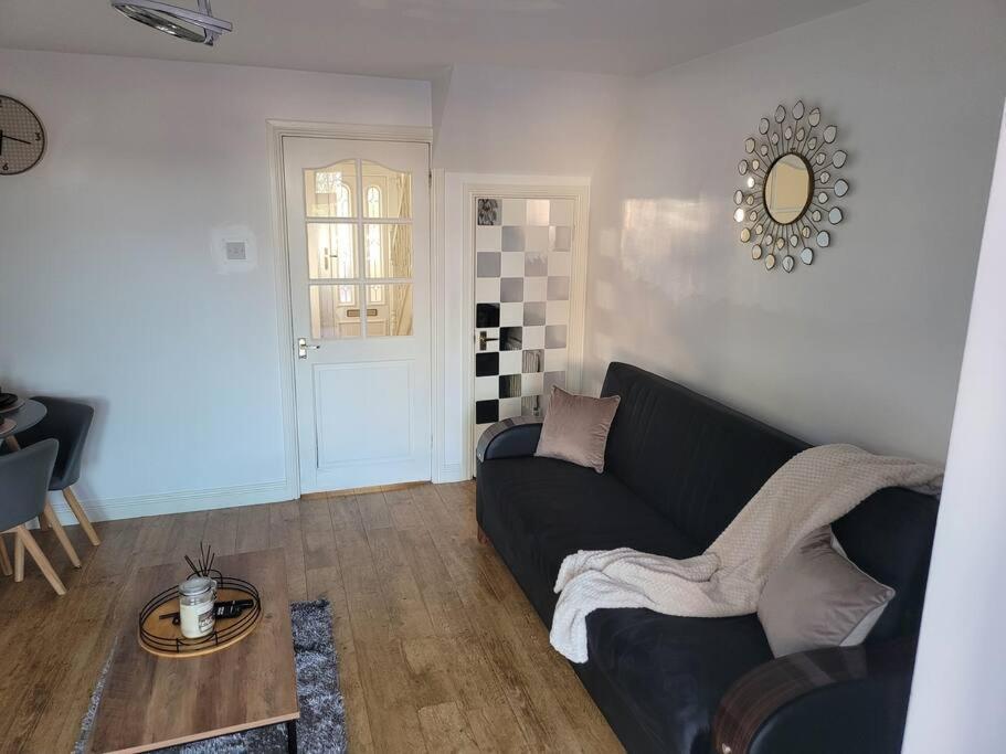 2 Bedroom End Of Terrace House Wellington  Exterior photo